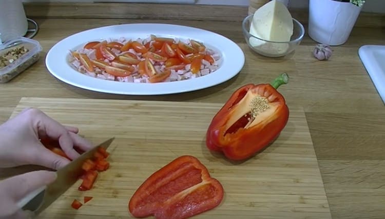 Cut the bell pepper into a small cube.