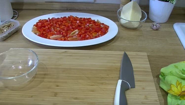 Sprinkle a layer of tomatoes with a layer of pepper.