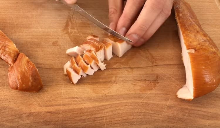 Dice smoked chicken fillet.