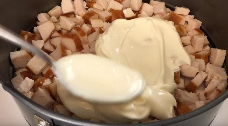 Lubricate the meat with mayonnaise.