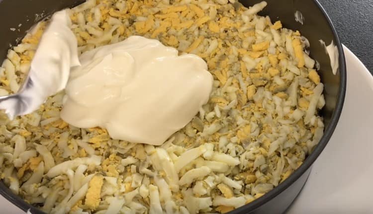 Grease the egg layer with mayonnaise.