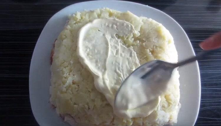 Next, lay out a layer of potatoes and also grease it with sauce.