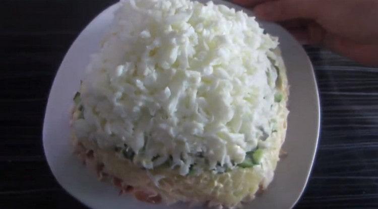 Grated squirrels are spread on top of the salad.