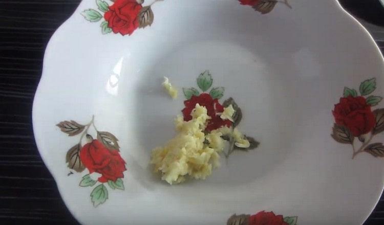 Rub the garlic on a fine grater.