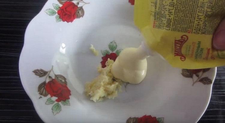 Add mayonnaise to the garlic and mix.