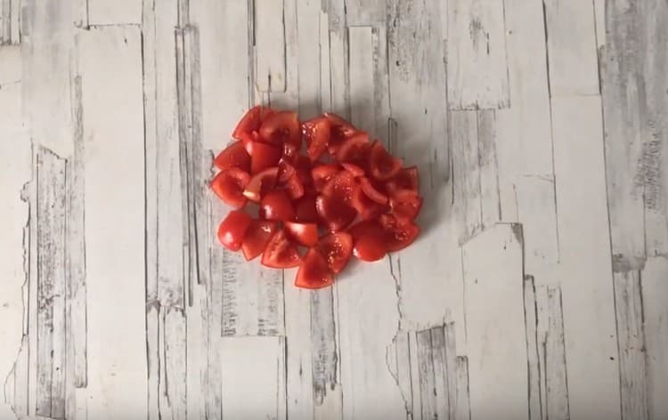 Cut the meaty part of the tomato into slices.