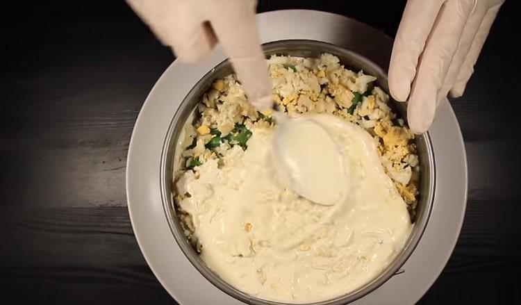 Next, add a layer of green onions, and then eggs, grease with mayonnaise.