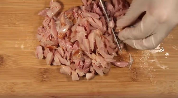 We remove the skin from the chicken legs, cut the meat into pieces.