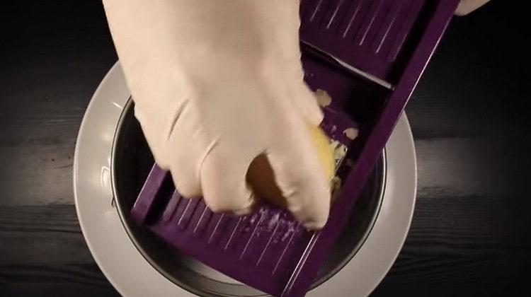 Potatoes, carrots, eggs are grated separately.