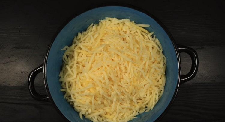 On a coarse grater, three cheese.