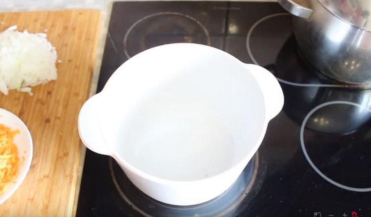 We put a pan with a thick bottom on the stove, pour a little vegetable oil.