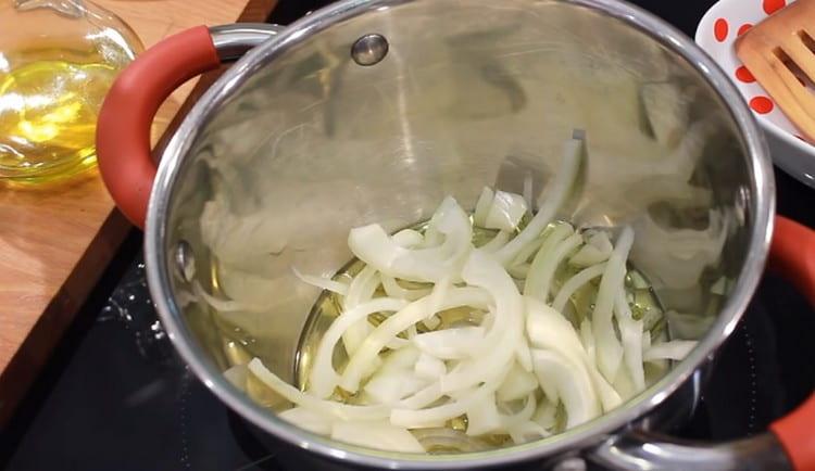 Put the onions in a saucepan with a thick bottom and fry until transparent in vegetable oil.