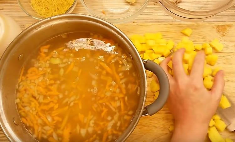 We send potatoes to the soup.