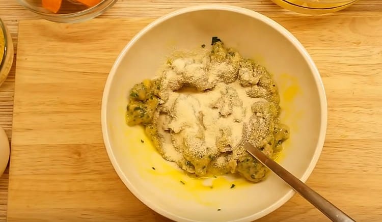 Add the egg and semolina to the minced meat, mix.