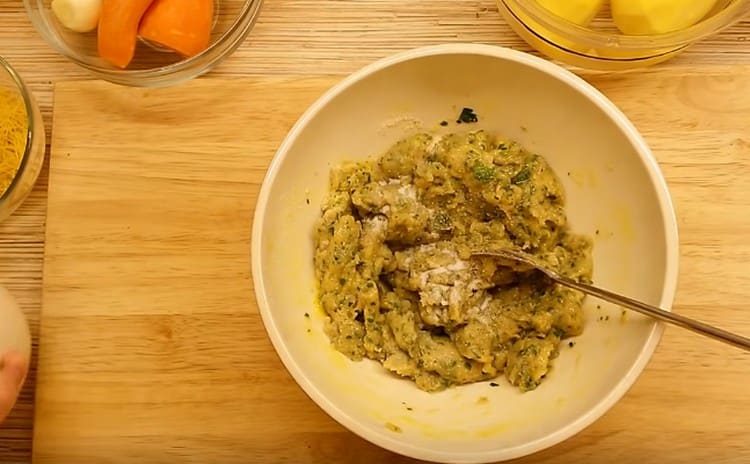 Add salt, pepper, mix the minced meat.