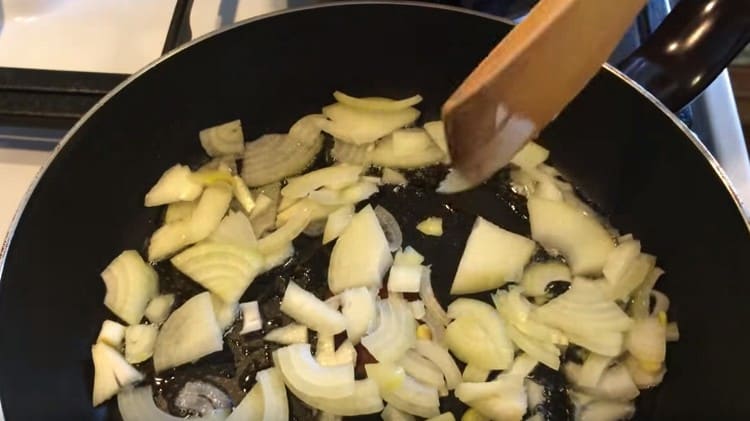 Fry the onions in a pan.