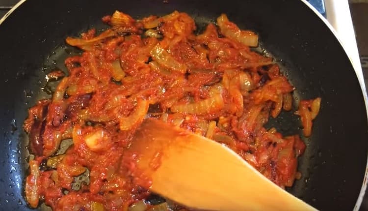 Add tomato paste to the onion and mix the frying.