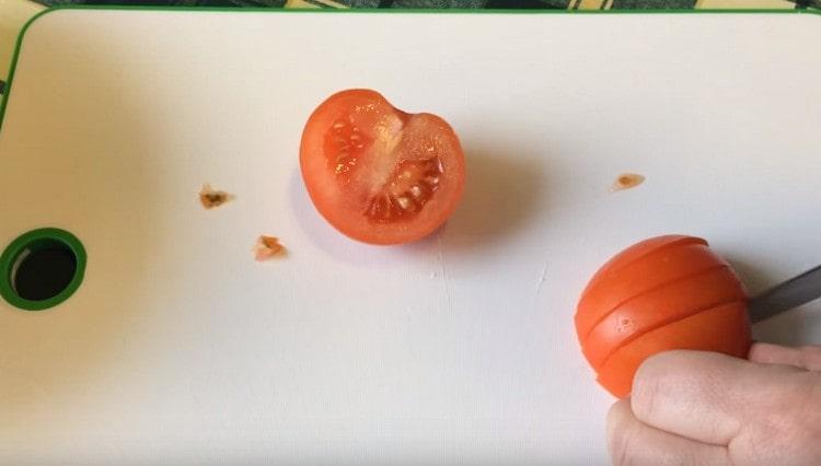 Cut the tomato into small cubes.