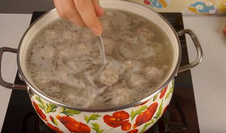 Mix the dish, cook for another 15 minutes.