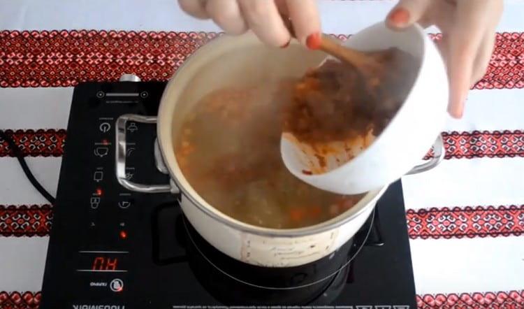 We shift the frying into the broth.