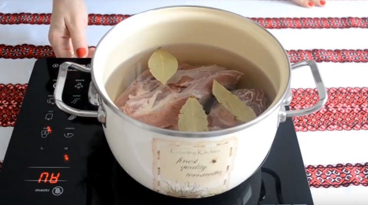 We put the broth to cook.