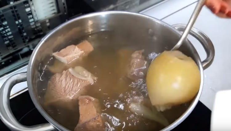 From the finished broth, we extract the vegetables.