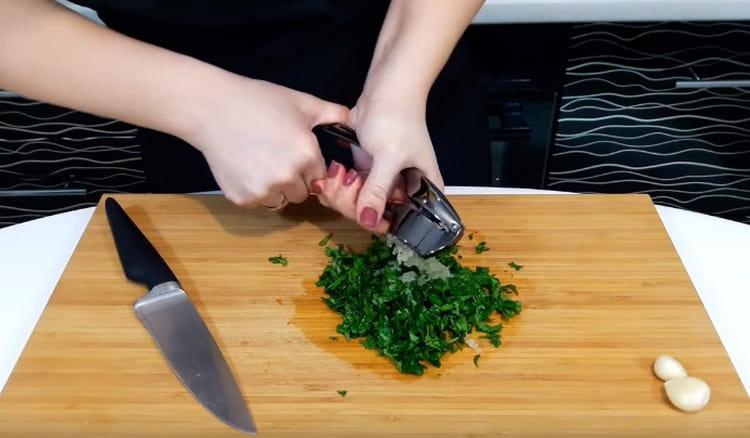 Squeeze the garlic directly onto the crushed cilantro and mix everything thoroughly again.