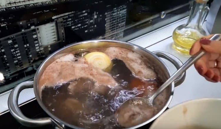 After boiling, it is very important to remove foam from the broth and reduce the heat.