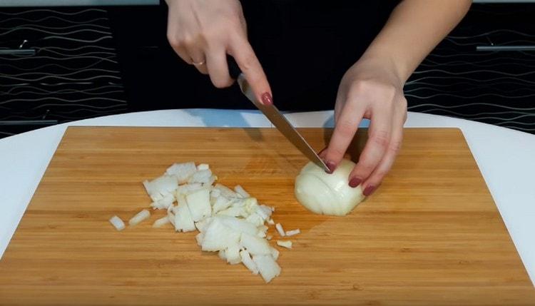 Finely chop the onion.
