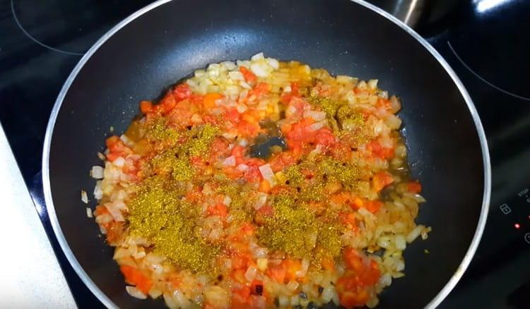 Add spices to the frying pan, mix and turn off the heat under the pan.