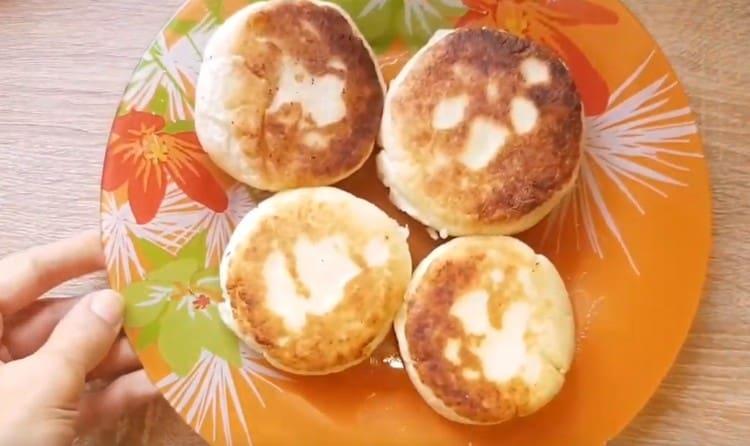 Syrniki without eggs turn out magnificent and fragrant.