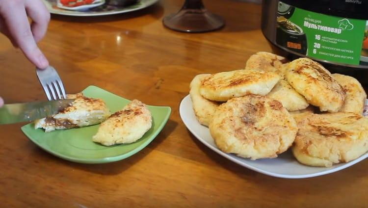 Such cheesecakes in a slow cooker are sweet and juicy.