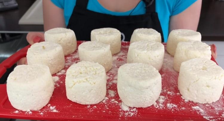 We put all the blanks on the board and send them to the refrigerator for 5 minutes