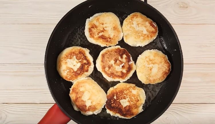 Turn the products over so that they fry on both sides.