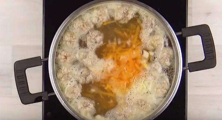 We put onions and carrots in the pan, cook until the potatoes are ready.