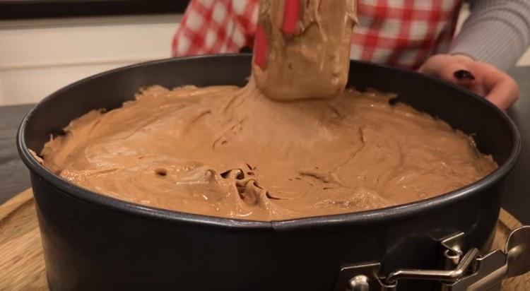 Pour the dough into a baking dish, level it and send it to the oven.