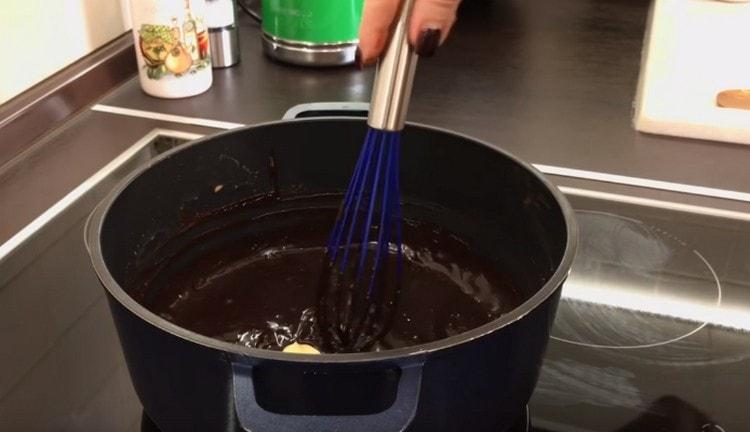 Enter the oil in the icing and mix.