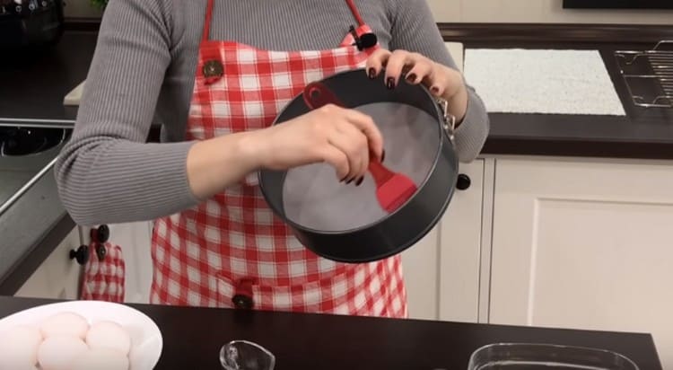 Cover the bottom of the baking dish with parchment, grease the sides with oil.
