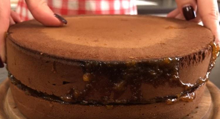 We connect the cakes with a slice inward and send them to soak in the refrigerator.