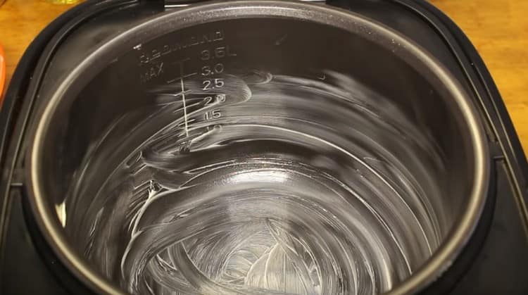 Lubricate the multicooker bowl with oil.