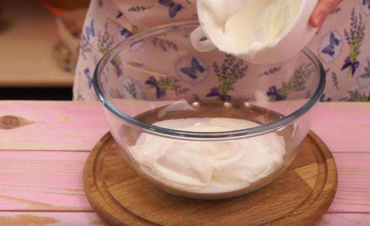 To prepare the cream, combine sour cream with sugar.