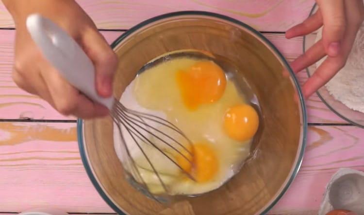 Mix eggs with sugar.