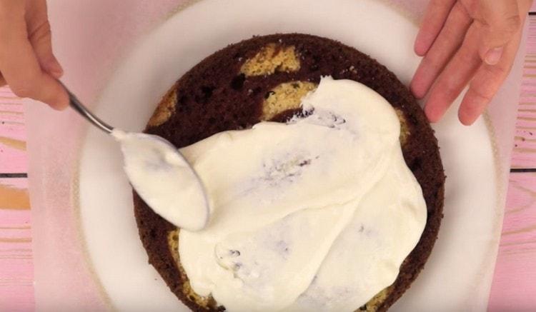 Grease the bottom cake with sour cream.