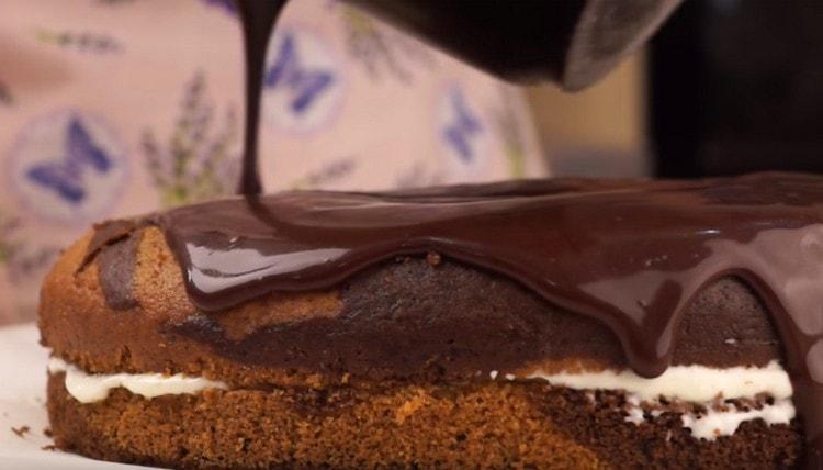 cover the bottom cake with the top and pour it with icing.