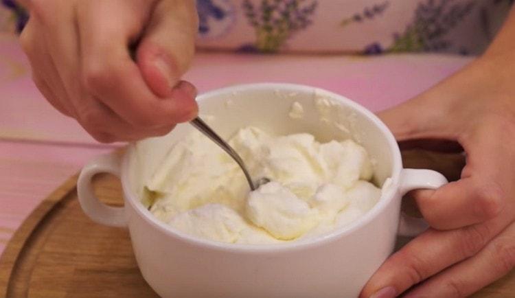 Mix sour cream with soda.