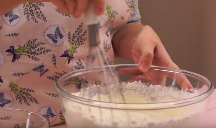 Sift the flour into the dough and mix it.