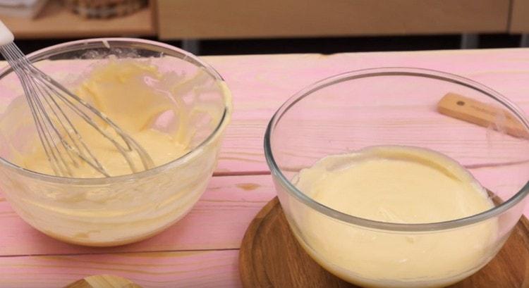 We divide the finished dough into two identical parts.