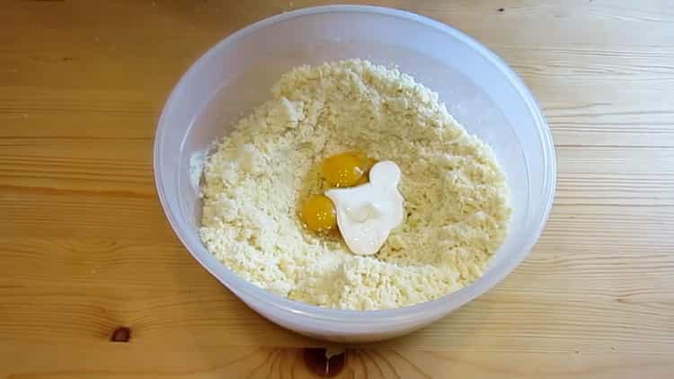 To make an anthill cake according to the classic recipe, add sour cream to the dough