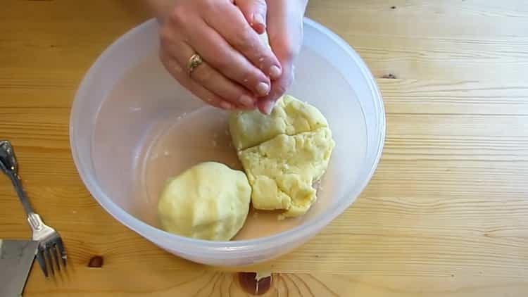 To make an anthill cake according to the classic recipe, divide the dough into portions