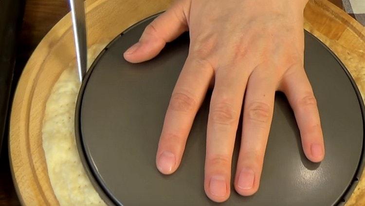 From the hot cake using the template immediately cut the workpiece of the required size.